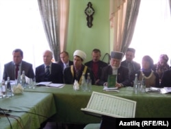 Җыенда депутатлар, җәмәгать эшлеклеләре, язучылар катнашты