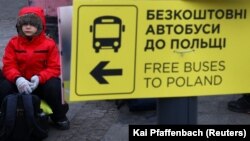 Хлопчик сидить на валізі біля залізничного вокзалу Львова. 8 березня 2022 року