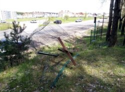 Пашкоджаны крыж у Курапатах