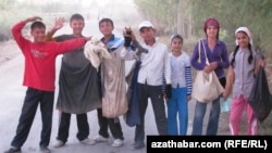 Türkmenistanda ekin meýdanlarynda pagta ýygýan mekdep okuwçylaryny köp görse bolýar. (arhiw suraty) 