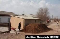 Жылыжайға тыңайтқыш тасып жатқан Ынтымақ ауылы тұрғындары. Оңтүстік Қазақстан облысы Сарыағаш ауданы, 11 ақпан 2015 жыл.