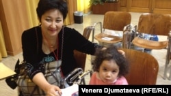 Кичинекей Алима апасы менен