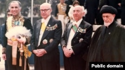 از چپ: جمشید آموزگار (هم‌اکنون ساکن آمریکا)، شریف امامی (بعدها در آمریکا درگذشت)، عبدالله ریاضی (رئیس مجلس که بعدا اعدام شد) و حسن امامی (امام جمعه تهران که به سوئیس مهاجرت کرد).