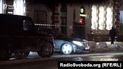 «Мерседес», на якому їздить Медведчук, залишає Адміністрацію президента