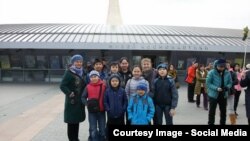 Гульбарчын Жаанбаева на экскурсии с учениками центра «Ковчег-21».