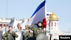 Сьцяг Крыма на ваенным парадзе ў Маскве