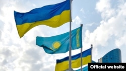 Флаги Украины и Казахстана