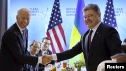 Джозэф Байдэн (зьлева) і Пятро Парашэнка