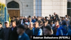 Казакстандык мусулмандар Курман айт намазын мечитке барып окушат. 2015-жыл