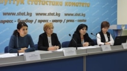 Гүлсара Сулайманова атайын басма сөз жыйынында (сол жактан экинчи).