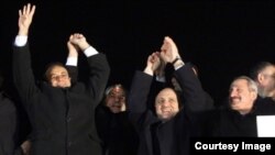 Кызматтан кеткен министрлер Зафер Чаглаян менен Муаммер Гүлөр.