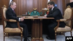 Очільник Росії Володимир Путін (ліворуч) і керівник Чечні Рамзан Кадиров у Кремлі (архівна світлина)