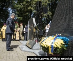 Президент України Петро Порошенко під час відкриття в селі Сагринь Меморіалу пам’яті українців, які загинули від рук польських «селянських батальйонів» та підрозділів Армії крайової у 1944 році. Сагринь, 8 липня 2018 року