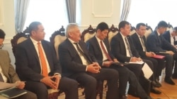 Азимбек Бекназаров на заседании парламентского комитета.