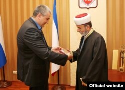 Кырым җитәкчесе Сергей Аксенов Кырым мөфтие Эмирали Аблаевка бүләк тапшыра