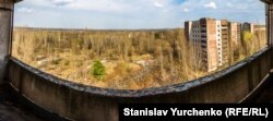 Краєвид з вікна багатоповерхівки у мертвому місті Прип’ять.