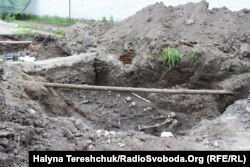Людські останки на території колишньої тюрми НКВС у Дубні. Травень 2019 року