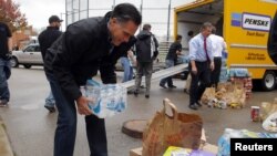 Кандидат в президенты США Митт Ромни участвует в погрузке гуманитарного груза, предназначенного для пострадавших от урагана «Сэнди». Штат Огайо, 30 октября 2012 года.
