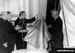 Синьо-жовтий прапор – символ державності уряду Української Народної Республіки – вручає в Маріїнському палаці президенту України Леоніду Кравчуку останній президент УНР в екзилі Микола Плав’юк. Київ, 22 серпня 1992 року