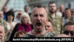 Василь Сліпак на Майдані Незалежності під час прощання із загиблими бійцями «Правого сектору». 14 червня 2016 року