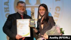 Әдилә Сафина бүләк тапшыру тантанасында