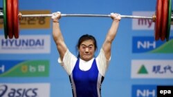 Гояң қаласында (Оңтүстік Корея) өткен әлем чемпионатында алтын медаль алған ауыр атлет Мая Манеза. 25 қараша 2009 жыл.
