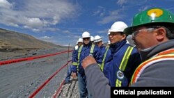 Мурдагы премьер-министрдин "Кумтөр" алтын кениндеги сапары. 2017-жылдын сентябрь айы.