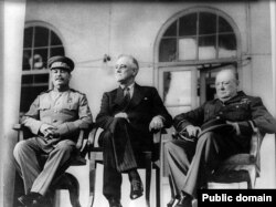 تصویری از استالین (سمت چپ) در کنار روزولت و چرچیل در تهران