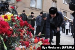 Горожане несут цветы к месту трагедии