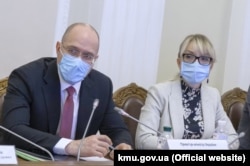 Ольга Буславець (на фото – поруч із прем’єр-міністром Денисом Шмигалем) «свою роль виконала», вважає Юрій Корольчук