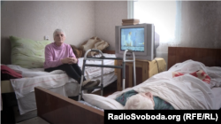 В іншому будинку живуть десять літніх жінок