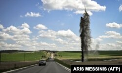 Российский снаряд взрывается у дороги, ведущей в Лисичанск, 23 мая 2022 года