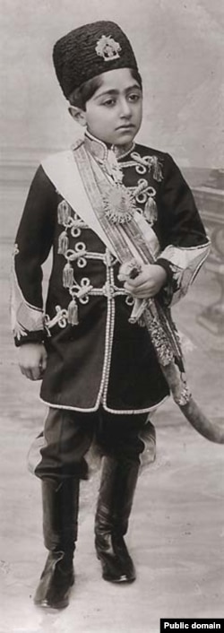 احمد شاه قاجار در سن ۱۳ سالگی به سلطنت رسید.