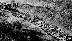 Фотографія 1944 року. На ній частина Бабиного Яру на околиці Києва, в якій виявили тисячі тіл цивільни[, убитих нацистами.