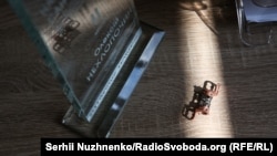 Конструкцію вставляють у шийний відділ, і там вона залишається на все життя
