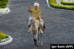 Туркменский лидер любит лошадей.