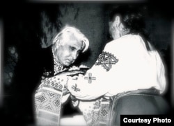 Народного артиста України Андрія Бобиря земляки вітають хлібом-сіллю (фото з фондів сільської Ради села Ничипорівки, Яготинського району, Київської області)