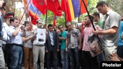 Armenia - Armenians protest outside Hungary's honorary consulate in Yerevan against the extradition to Azerbaijan of an Azerbaijani army officer convicted of murdering an Armenian in Budapest in 2004, 01Sep2012.