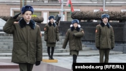Вучні стаяць на варце каля Вечнага агню, Менск, 6 лістапада 2015 году