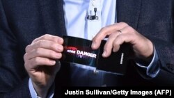 نمونه‌ای اولیه از صفحه نمایش قابل انحنا شرکت سامسونگ در سال ۹۲ از آن رونمایی کرد.