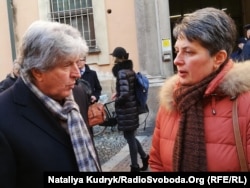 Адвокат Рафаелле Делла Валле з матір’ю підсудного нацгвардійця Віталія Марківа Оксаною Максимчук