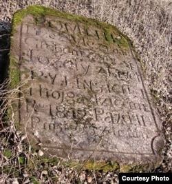 «Давялося добра папрацаваць, каб зрабіць гэты здымак, бо камень зарос мохам і ніякіх літар не было відаць». Вушачы, 2016