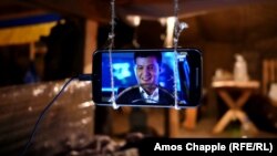 «Редутники» дивляться передачу «Кварталу-95» у своєму таборі під Бахмутом, 26 травня 2017 року