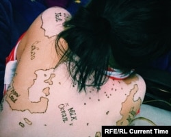 Щодня Мадіна обводить свої плями хною, перетворюючи своє тіло на карту