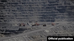 Кумтөр - Кыргызстандагы эң ири кен, анда жыл сайын 14-17 тонна алтын казып алынат.