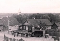 Немцы побач з хатамі габрэяў у цэнтры Крэва, ліпень 1941 году (з калекцыі Сяргея Гапона)