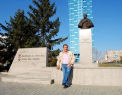 Володимир Павук біля створеного його зусиллями пам'ятника Шевченкові в Новосибірську (Західний Сибір)