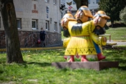 Інсталяція за мотивами робіт Марії Приймаченко між корпусами лікарні.