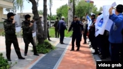 Акция протеста у посольства Ирана в Душанбе, 21 мая 2018 года