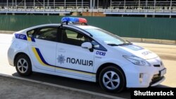 Правоохоронці перевіряють водія та авто, яке тривалий час було припарковане біля ТЦК. Інформація про транспортний засіб надійшла на 102 